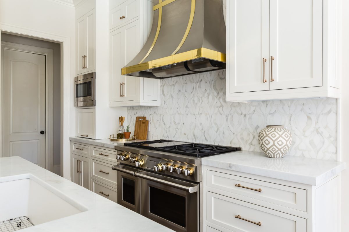 Crystalcabinets_Kitchen_Danbury_Frosty-White_Navy_3-1200x800 (1)